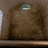 Quasi come all�interno di un ipogeo, ci ritroviamo di fronte a un �labirinto� di pareti in pietra bianca e soffitti a volta
